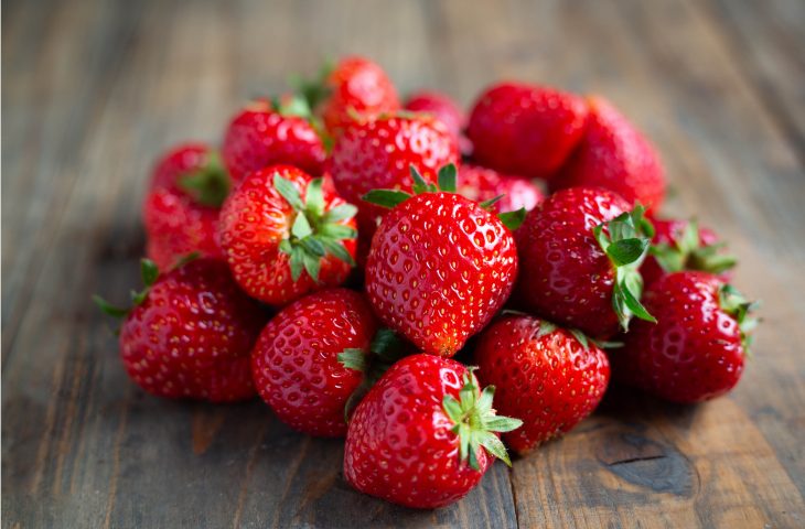 Poignée de fraises bien rouges et mûres
